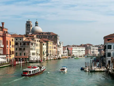 Un vaporetto sur le Grand Canal à Venise