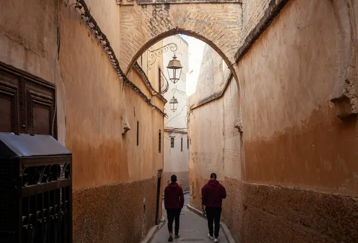 Photo : Ayoub Allaoui / Unsplash Une ruelle voûtée de la médina de Fès