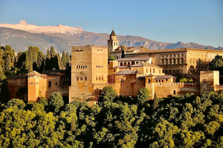 Photo : Jorge Fernández Salas / Unsplash L’Alhambra de Grenade devant les montagnes enneigées