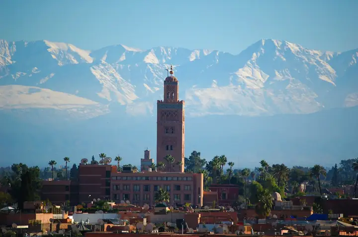 Photo : Paul Macallan / Unsplash La Koutoubia à Marrakech devant l’Atlas enneigé