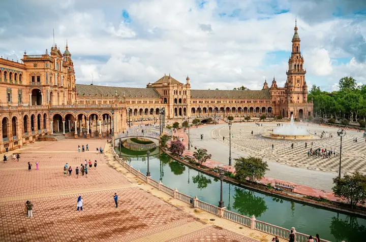 Photo : Taisia Karaseva / Unsplash La place d’Espagne à Séville