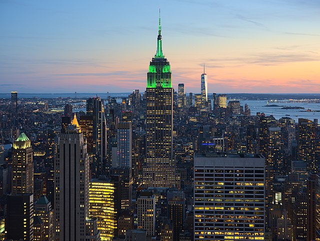 Vue nocturne sur Hudson Yards et le skyline de New York depuis l'Equinox Hotel
