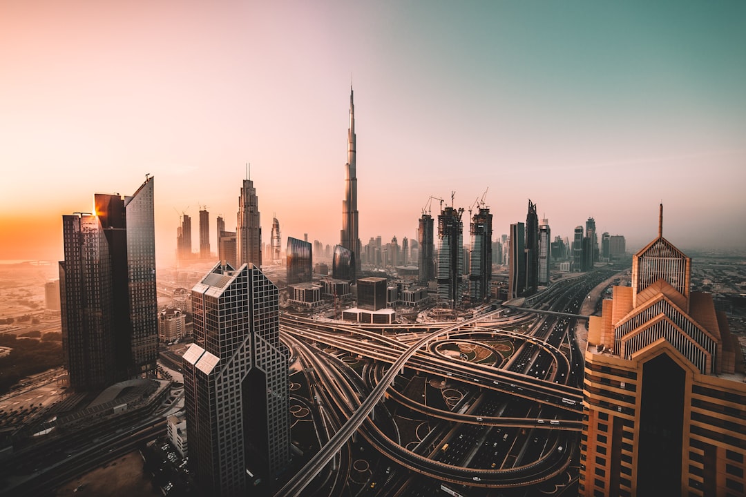Skyline de Dubai avec le Burj Khalifa au lever du soleil
