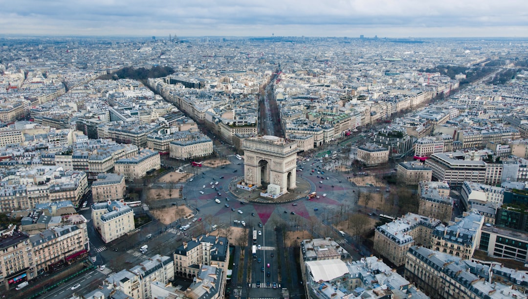 Vue aérienne des toits de Paris et de ses quartiers