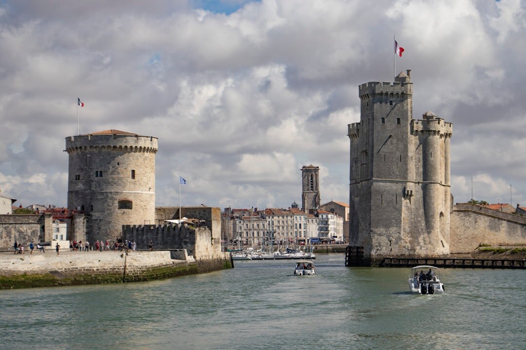 Escapade Entre Amis à La Rochelle : Entre Histoire Maritime et Plaisirs Atlantiques