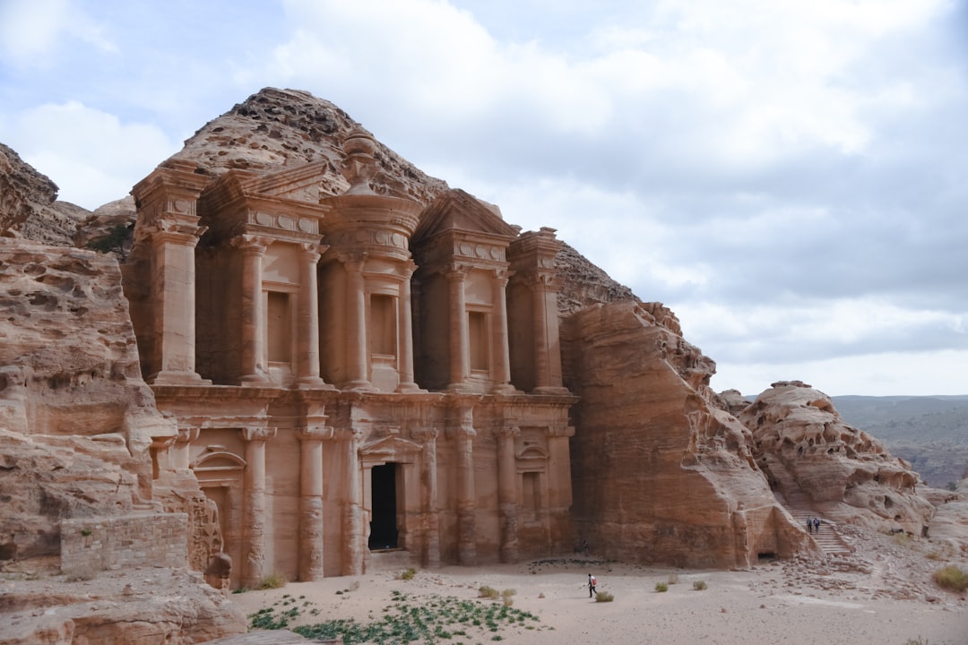 Pétra, Jordanie : le Khazneh vu depuis le Siq, cité nabatéenne taillée dans le grès rose