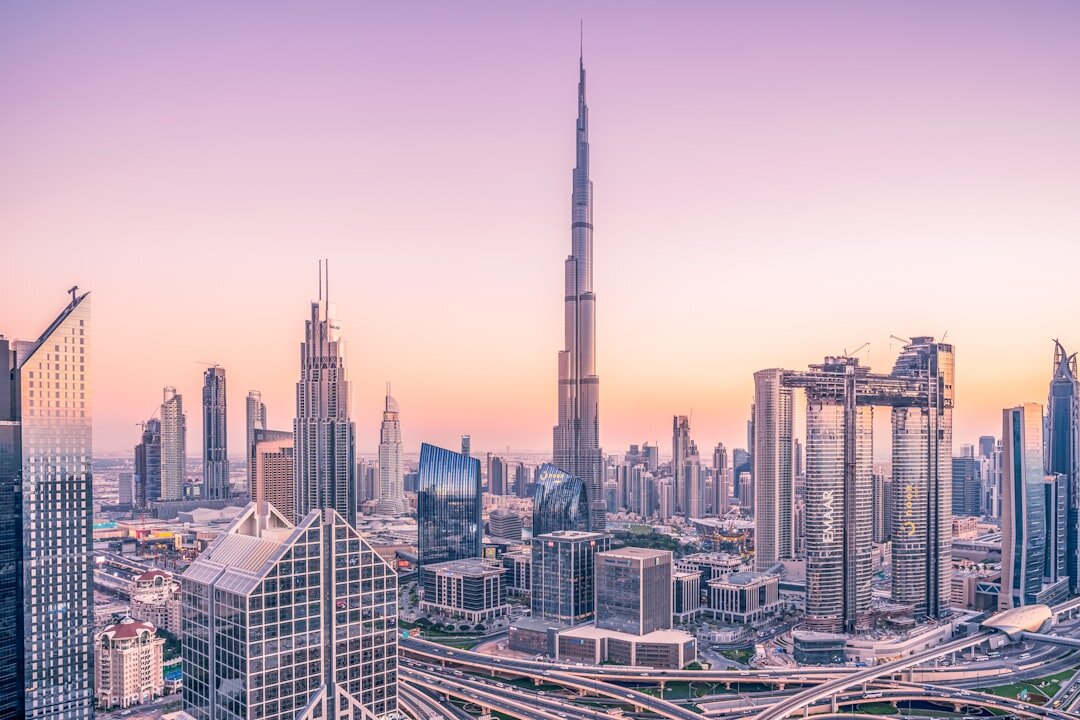 Skyline de Dubaï avec le Burj Khalifa au lever du soleil