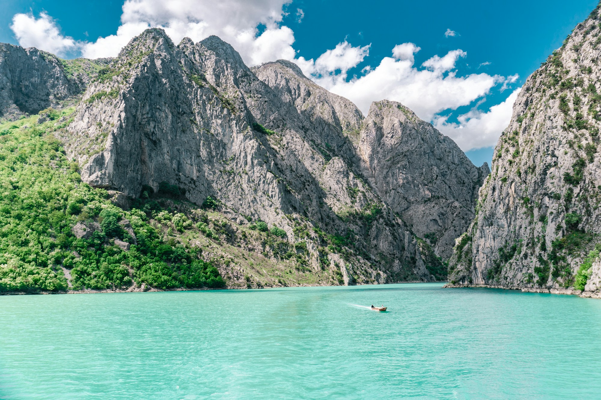 Playa de Ksamil en Albania, aguas turquesas de la Riviera Albanesa