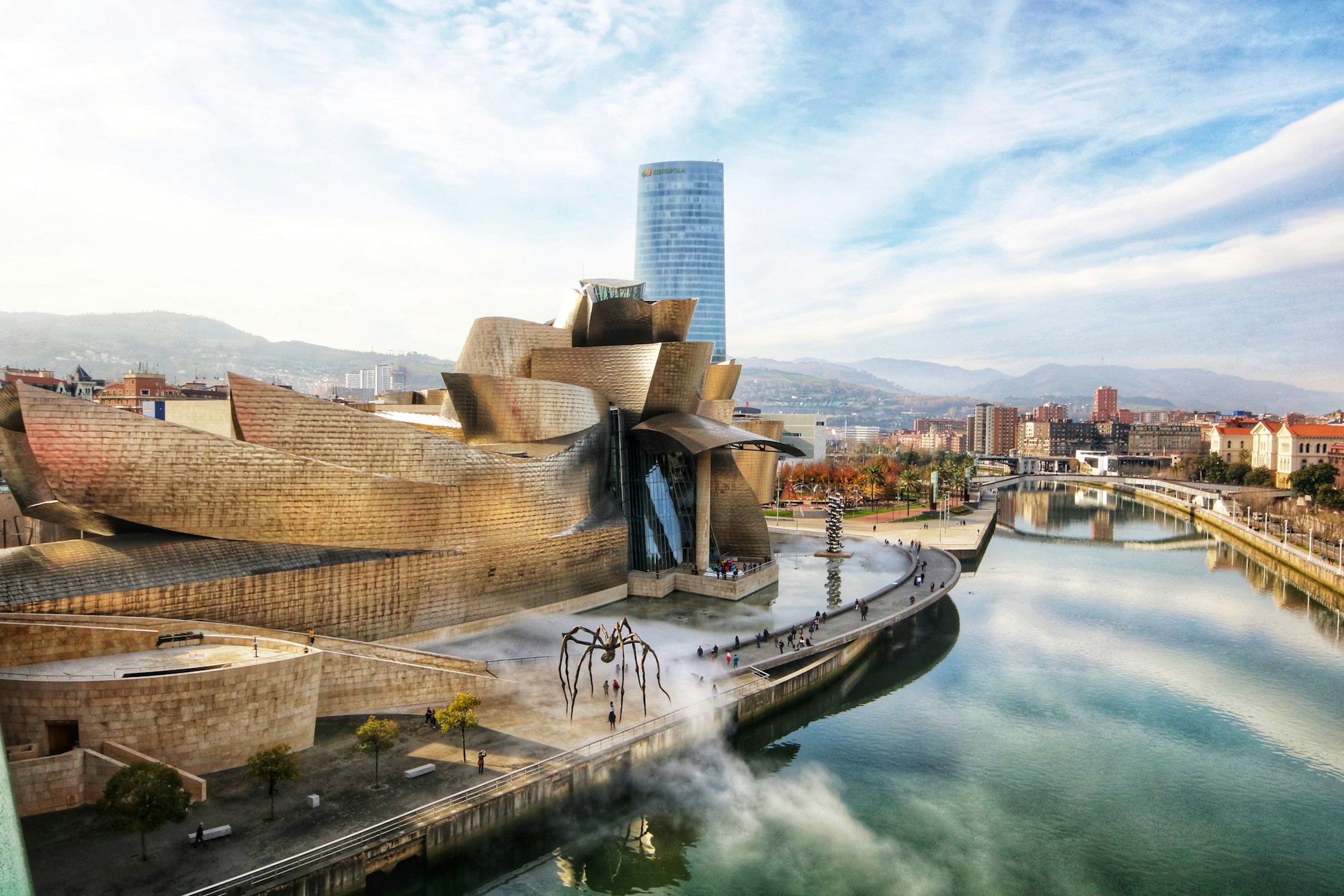 Vista panorámica de Bilbao y el Museo Guggenheim en el norte de España