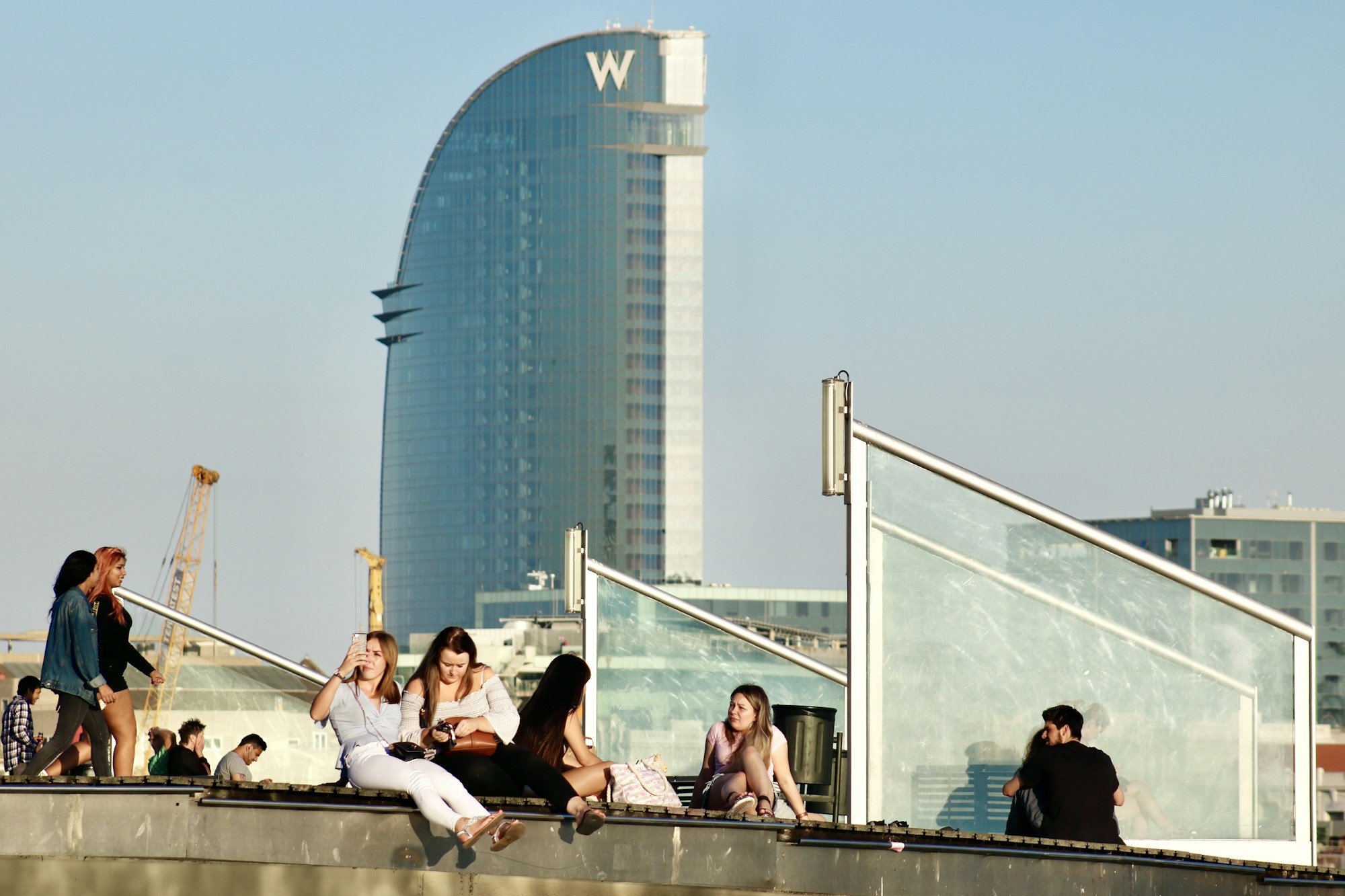 Terrasse rooftop à Barcelone avec vue sur la ville