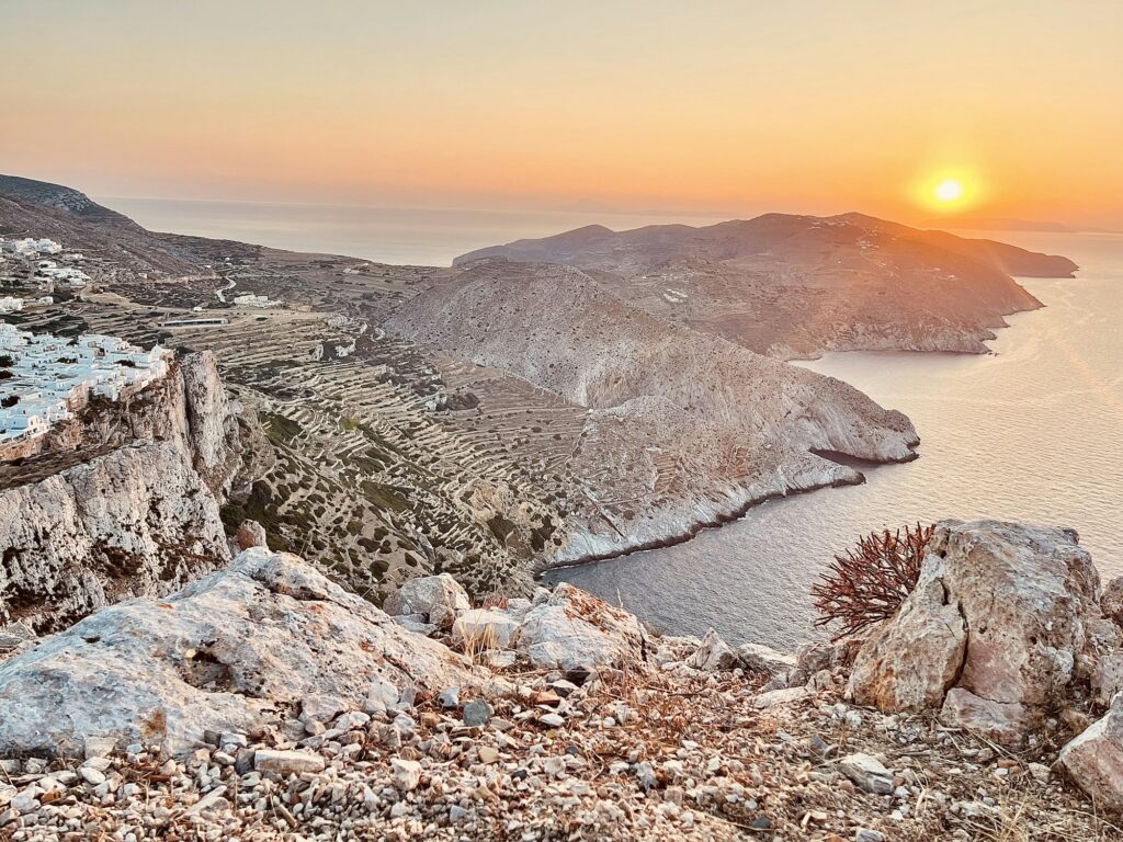 Village blanc de Folegandros perché sur les falaises des Cyclades
