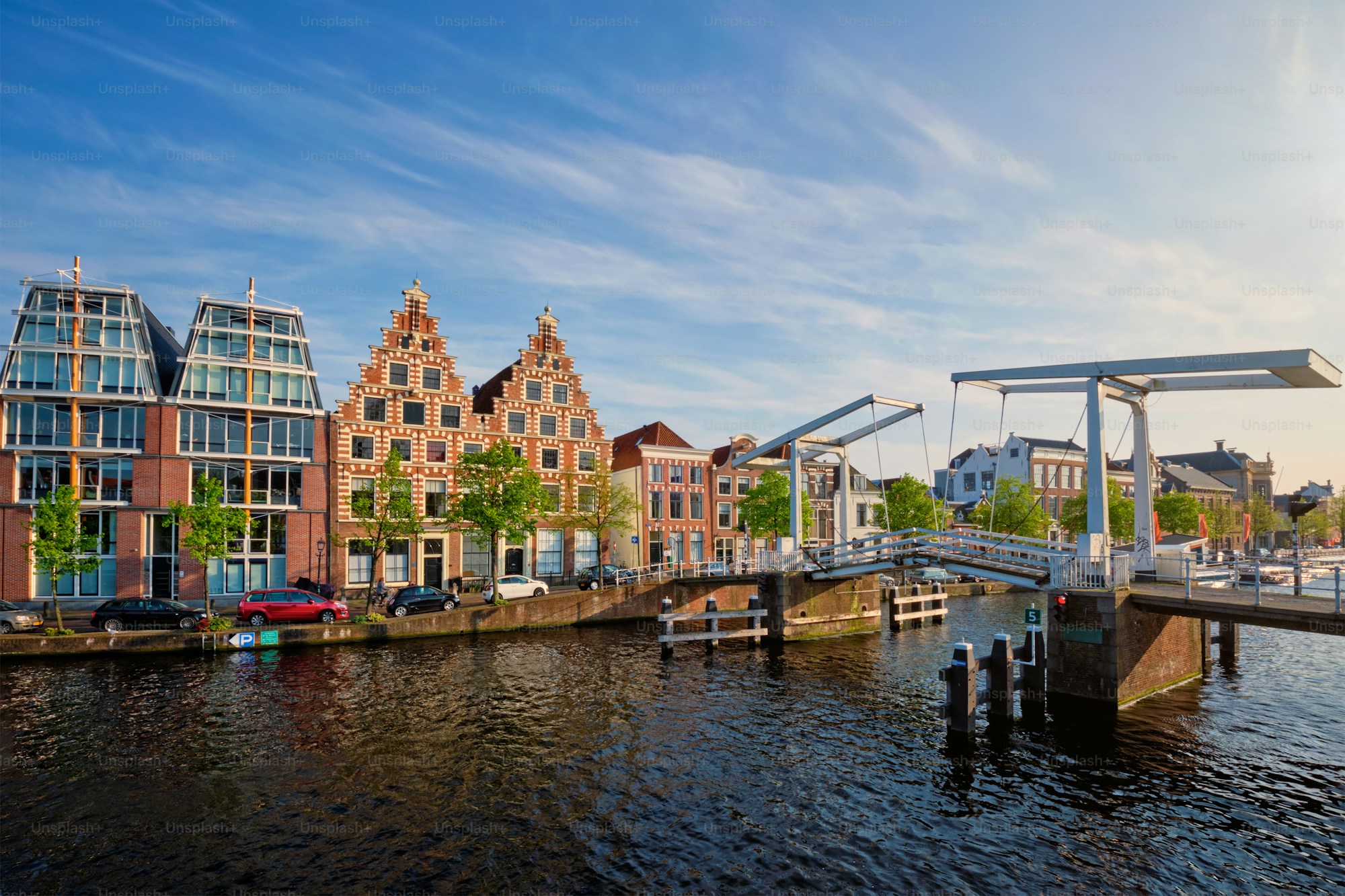 Canales de Utrecht en los Países Bajos, terrazas junto al agua