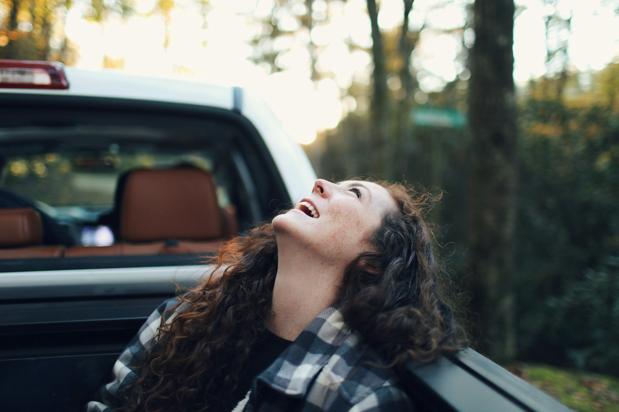 Amis s'amusant pendant un road trip