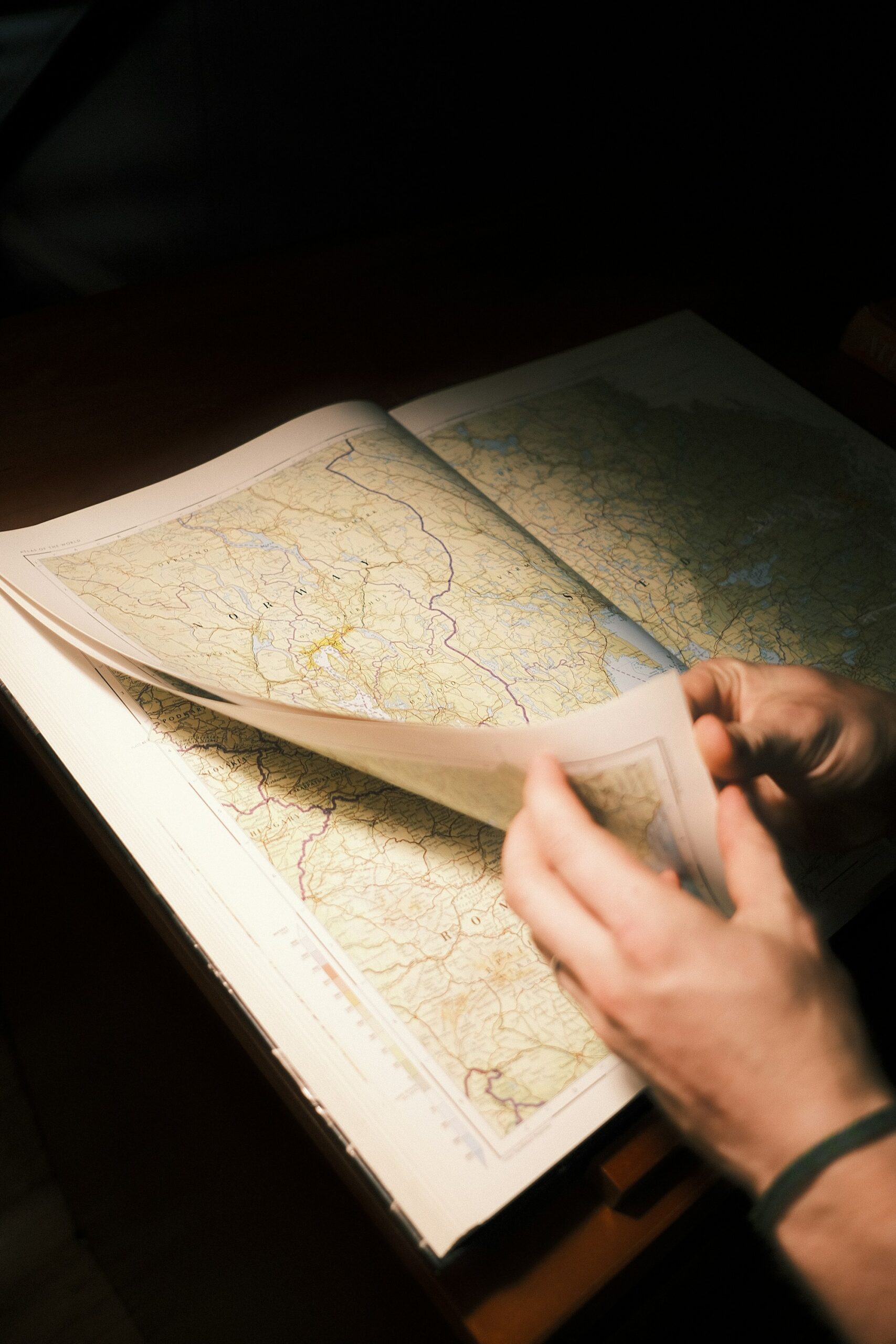 Groupe d'amis planifiant leur road trip sur une carte