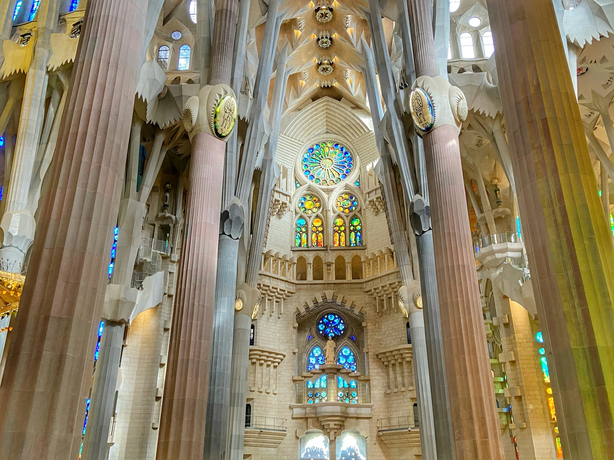 Innenraum der Sagrada Família mit ihren baumartigen Säulen