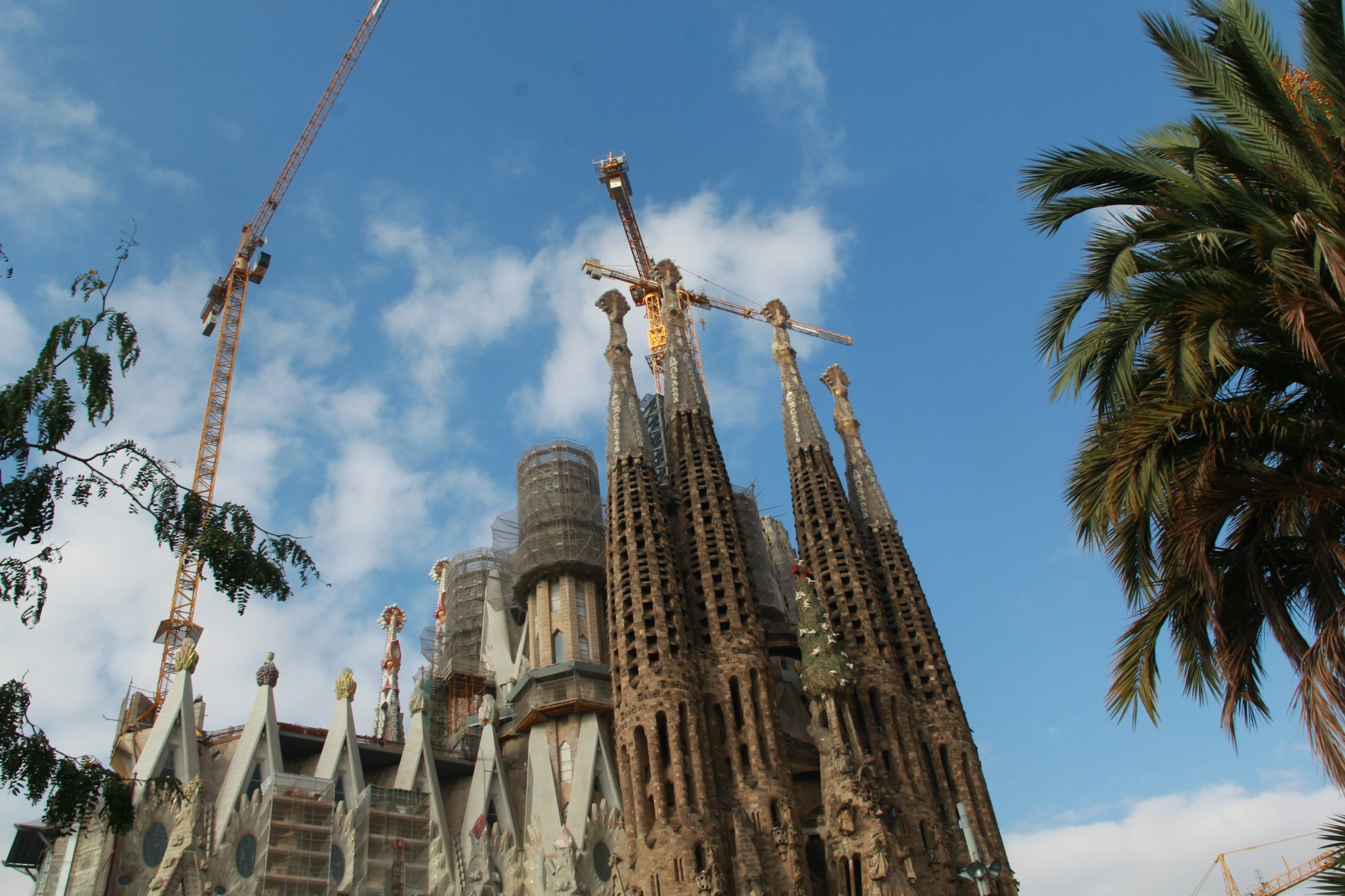 Turm der Sagrada Família mit Baukränen