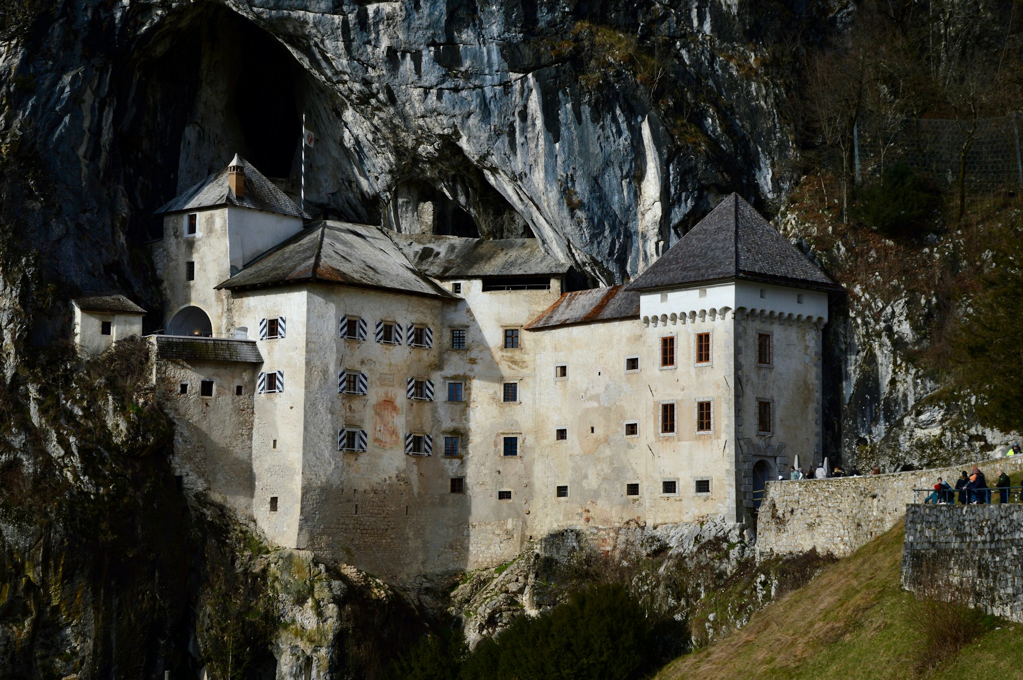 Le château de Predjama encastré dans une falaise près des grottes de Postojna