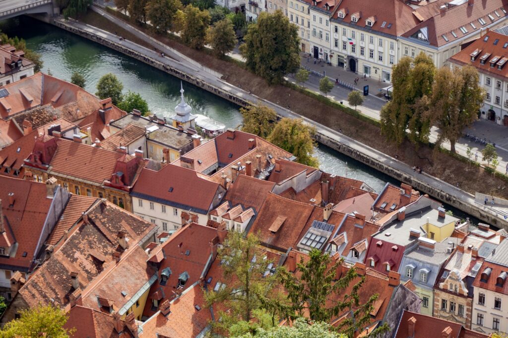 Vue sur la rivière Ljubljanica et le centre piéton de Ljubljana, capitale verte de la Slovénie