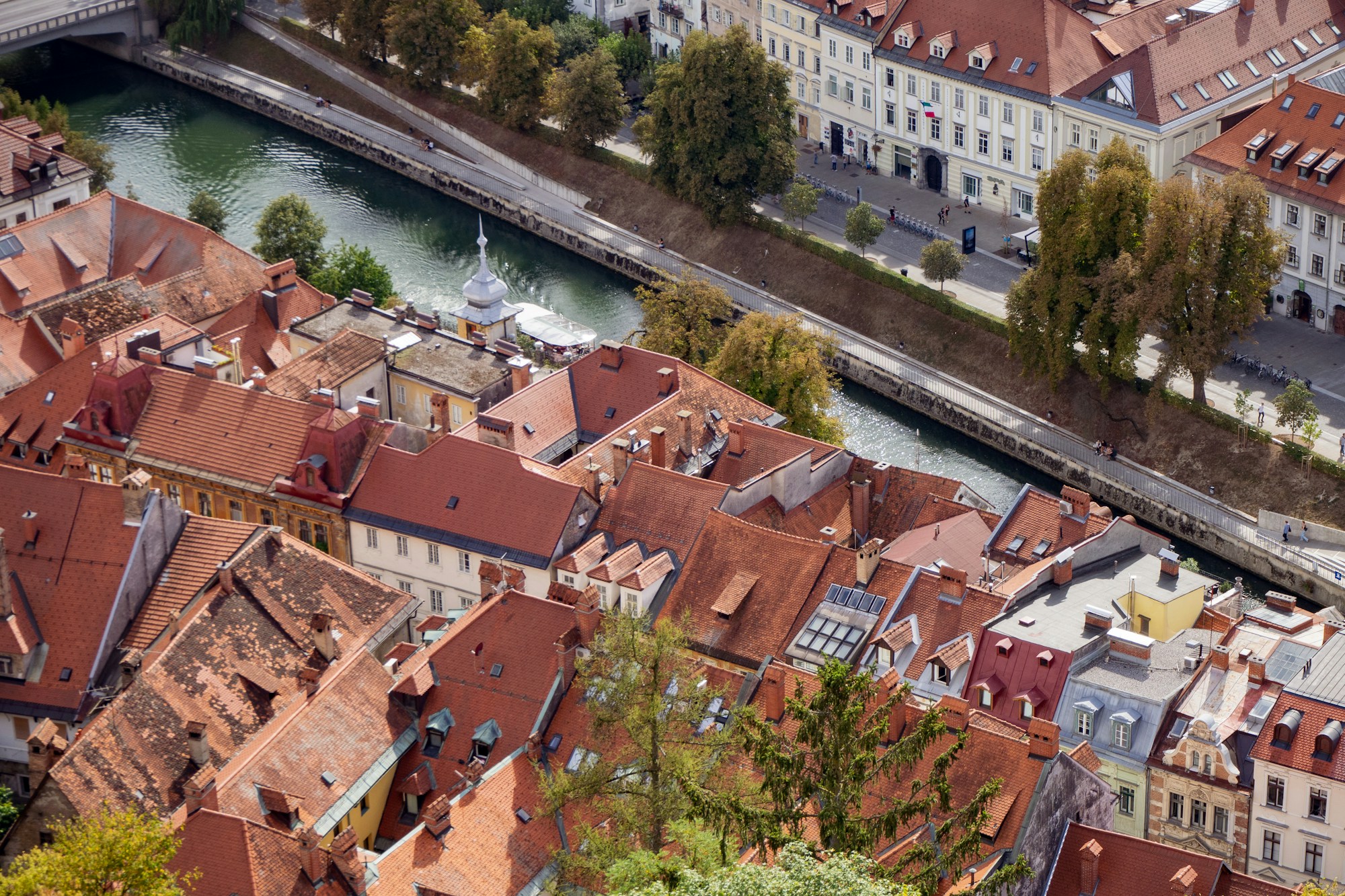 Vue sur la rivière Ljubljanica et le centre piéton de Ljubljana