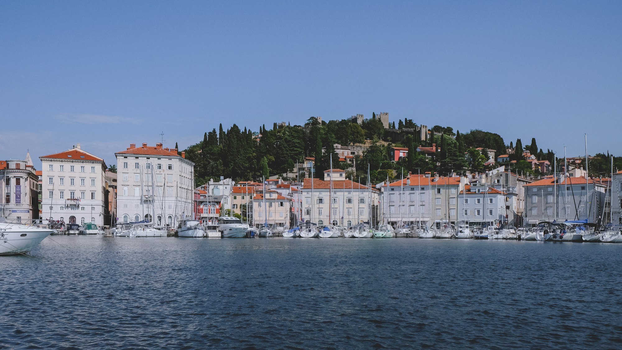 Le port pittoresque de Piran sur la côte adriatique slovène
