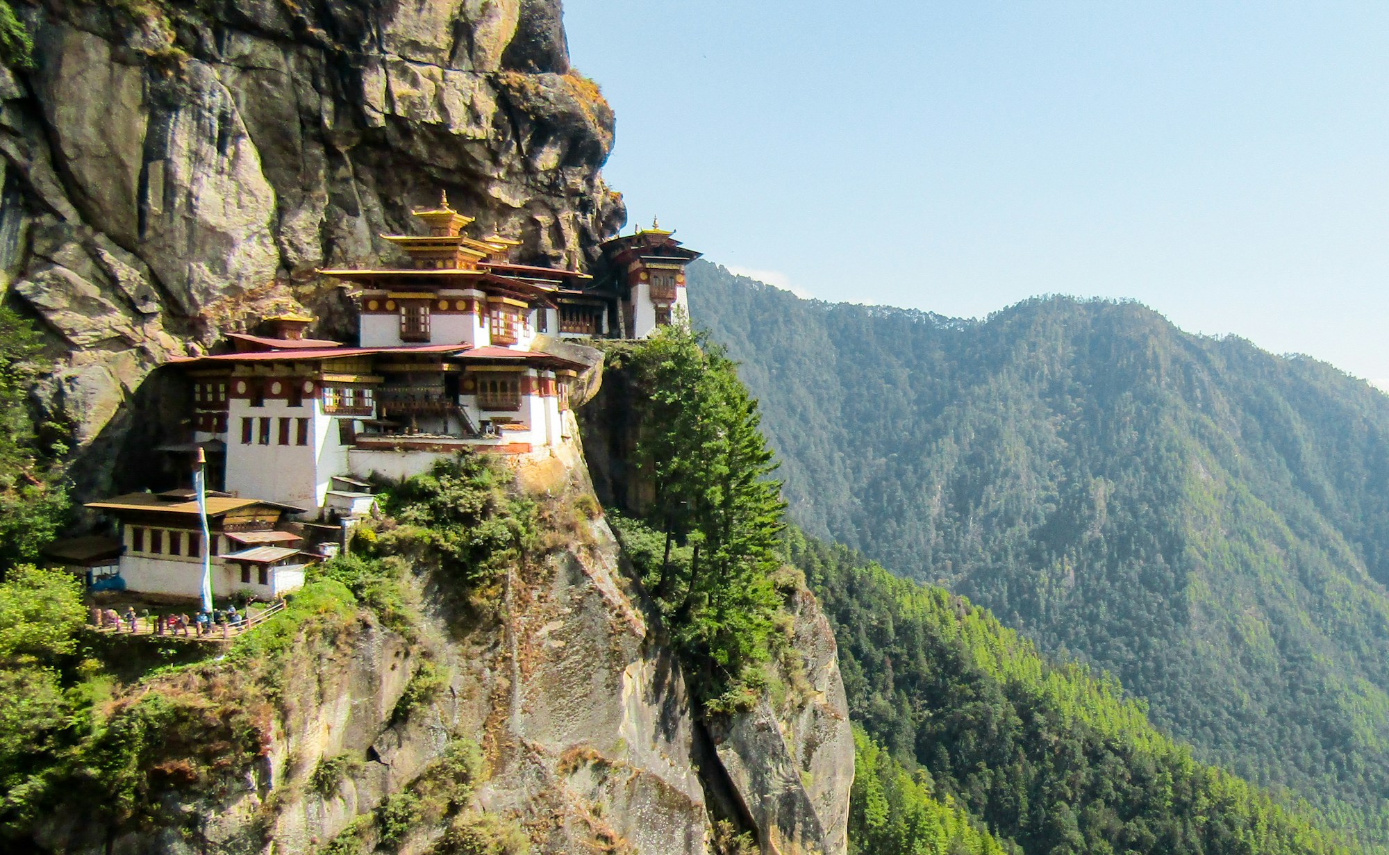 Monasterio de Taktsang (Nido del Tigre) en las montañas de Bután