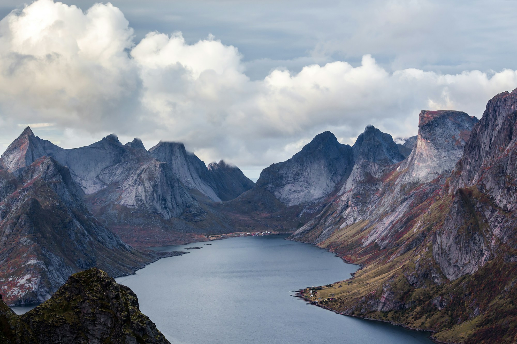 Fiordo noruego rodeado de montañas majestuosas