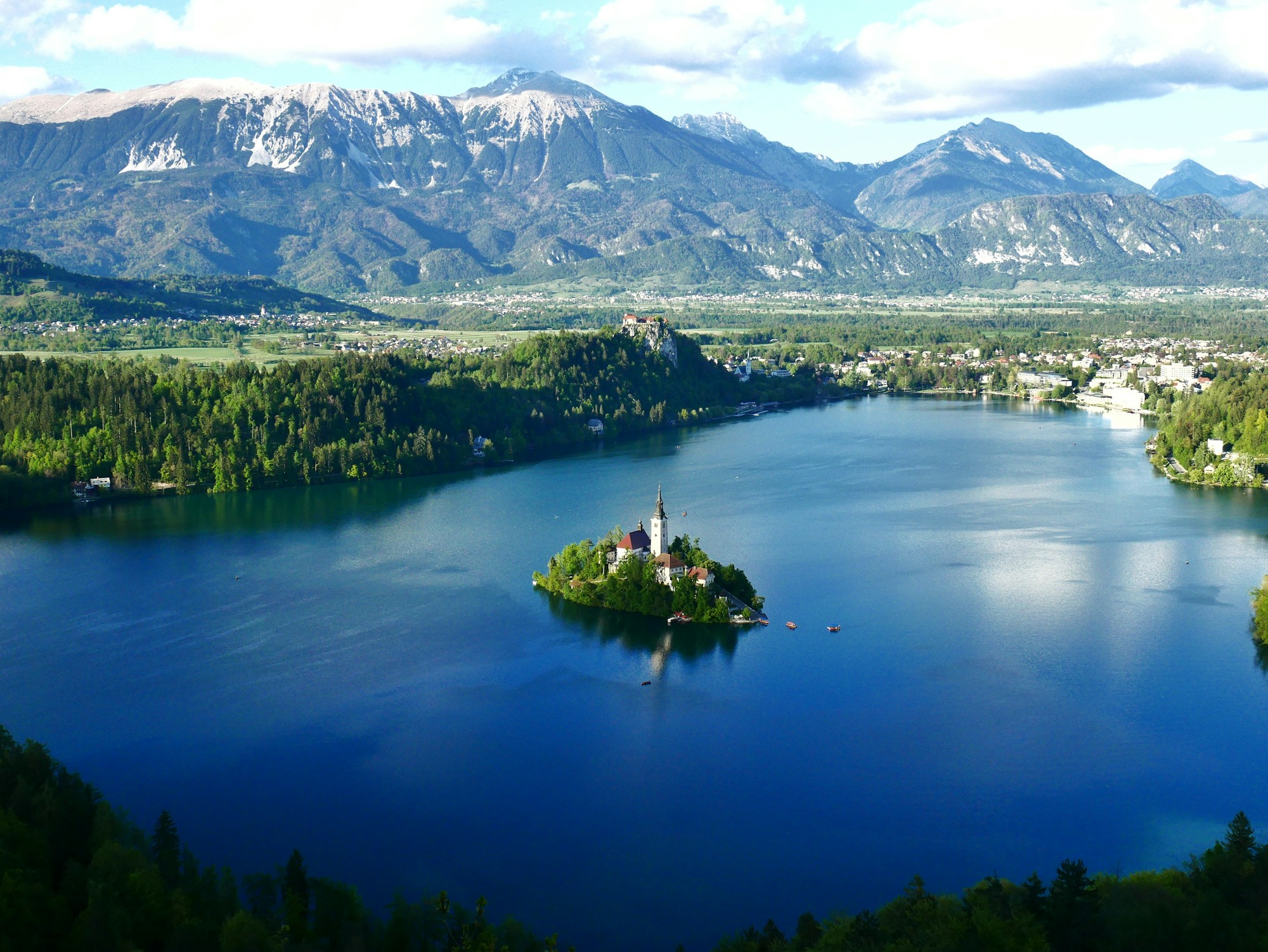 Montañas verdes de Eslovenia en los Alpes Julianos