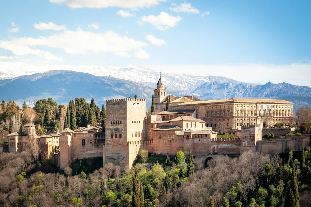 Vue aérienne de l'Alhambra à Grenade, Espagne avec montagnes enneigées