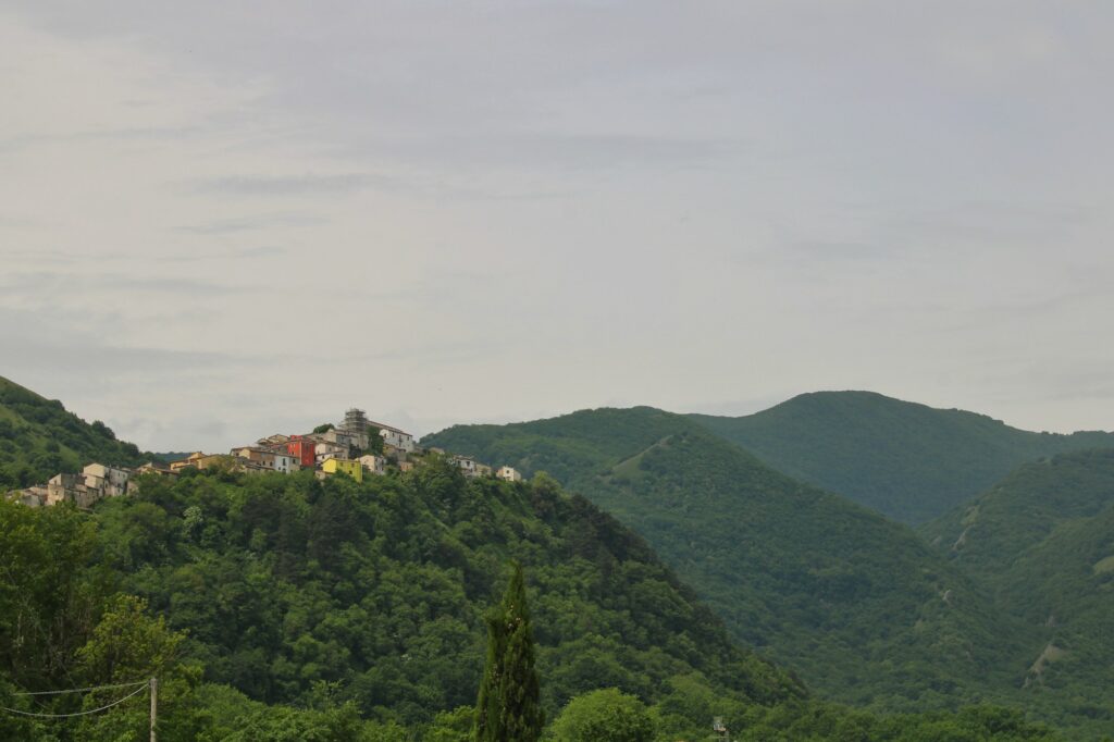 Petit village européen niché dans les montagnes verdoyantes