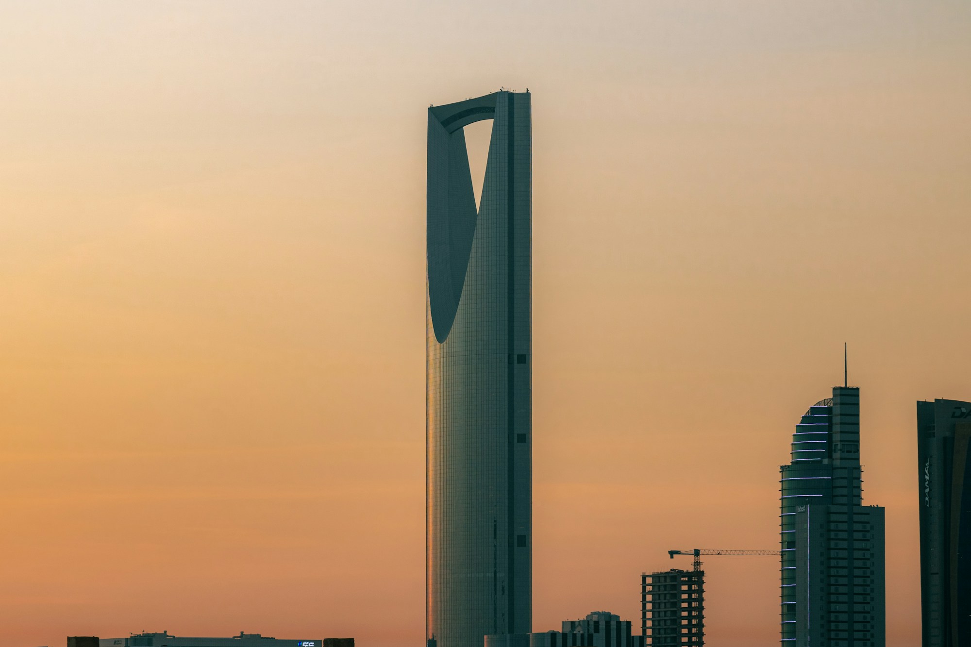 Kingdom Tower illuminée au crépuscule dans la skyline de Riyad, Arabie Saoudite