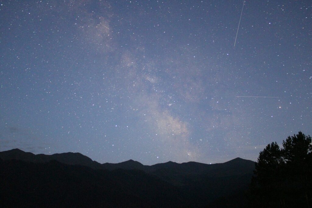 Voie lactee dans un ciel etoile au-dessus d un paysage naturel