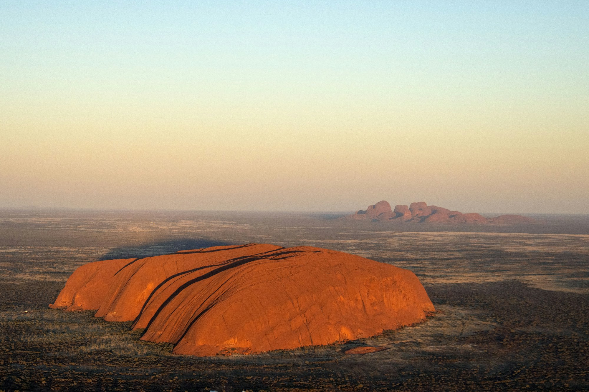 Uluru au coucher du soleil dans le désert australien, lumière dorée
