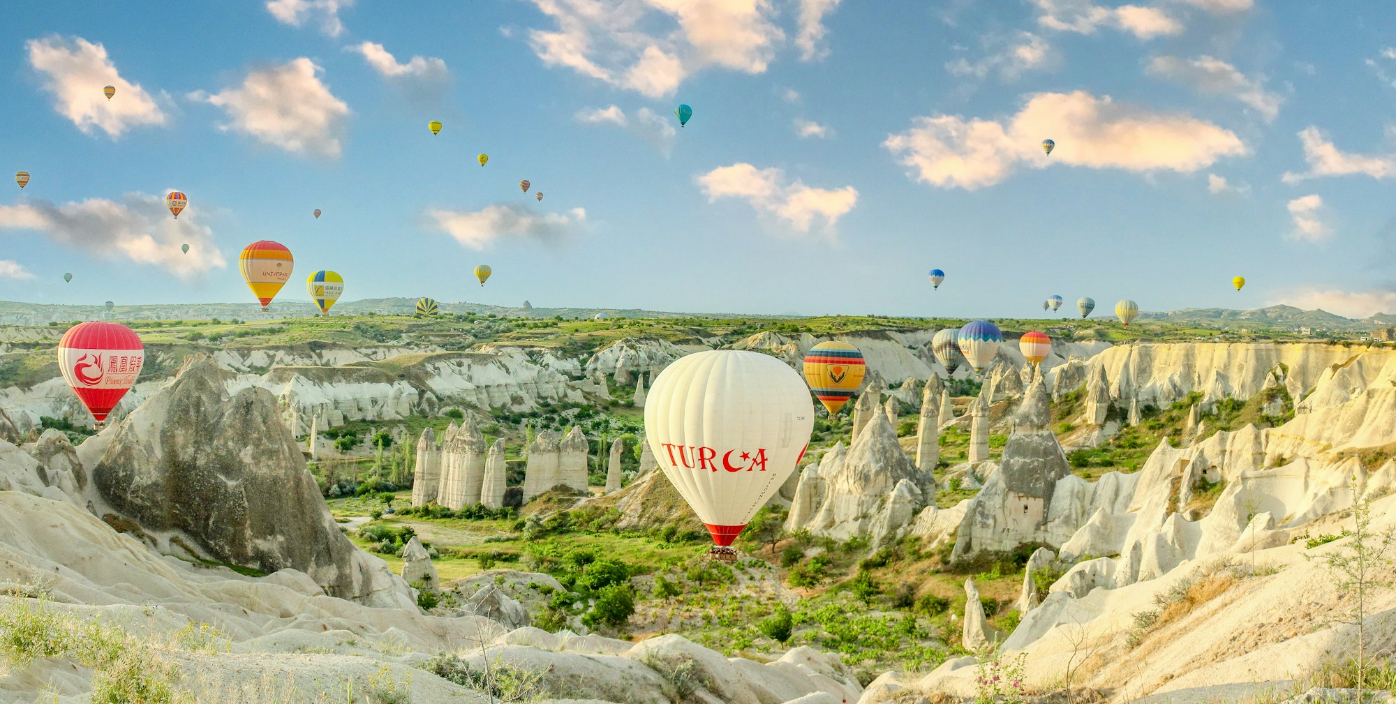 Montgolfières survolant les cheminées de fées de la Cappadoce en Turquie à l'automne