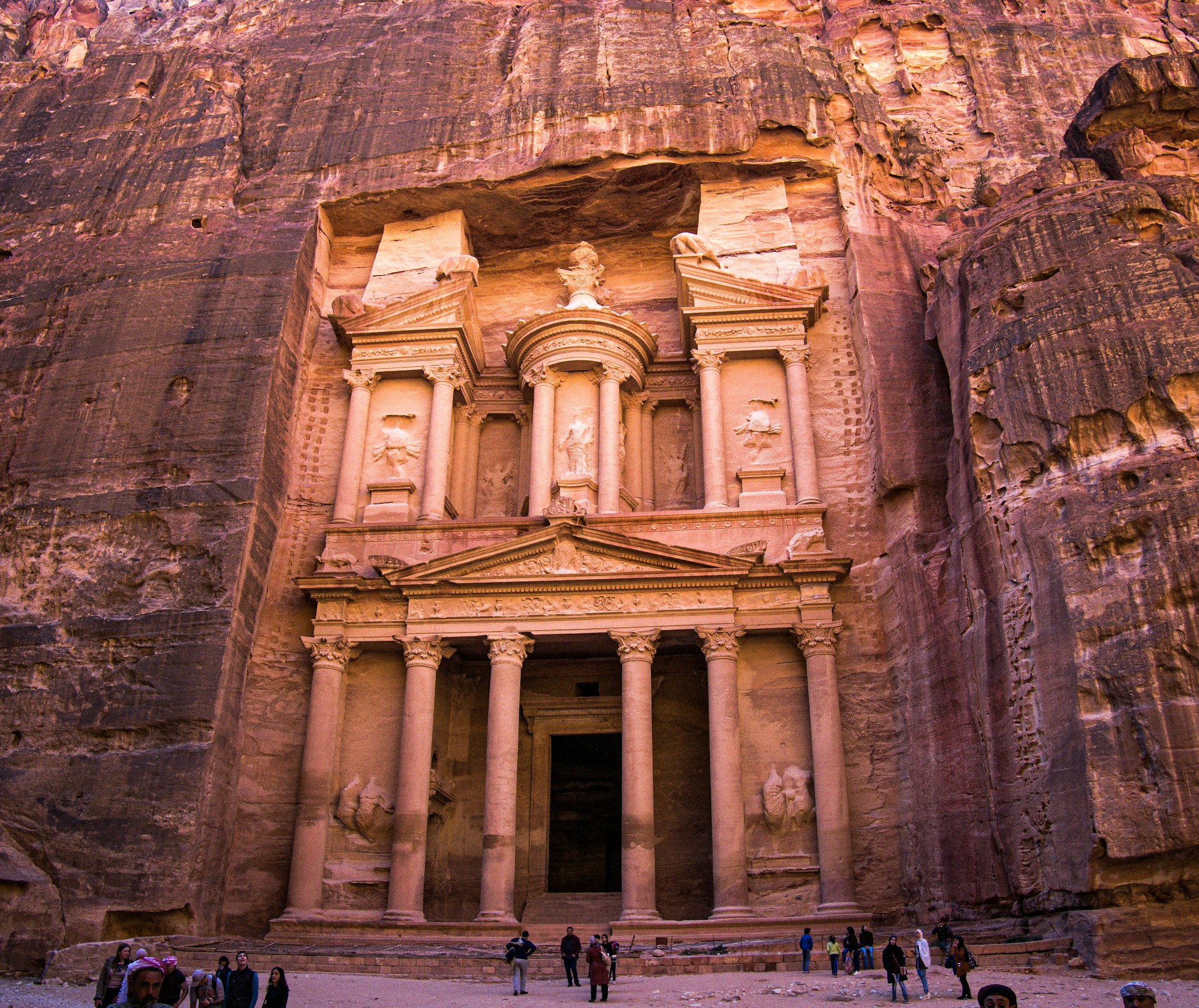 Le Khazneh (Trésor) de Pétra en Jordanie, cité nabatéenne sculptée dans le grès rose