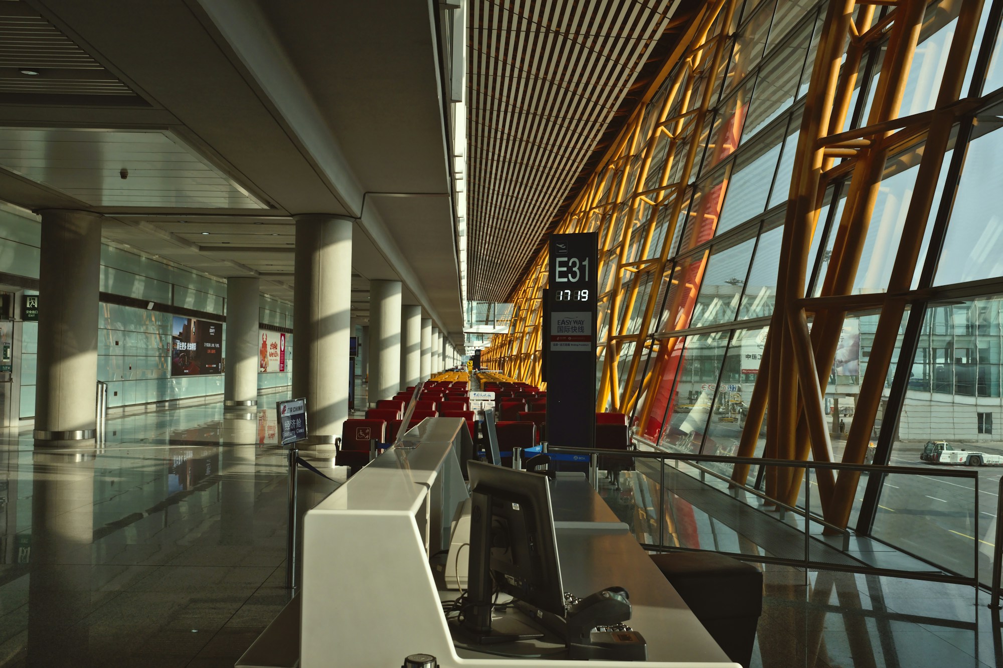 Terminal d'aéroport moderne avec voyageurs