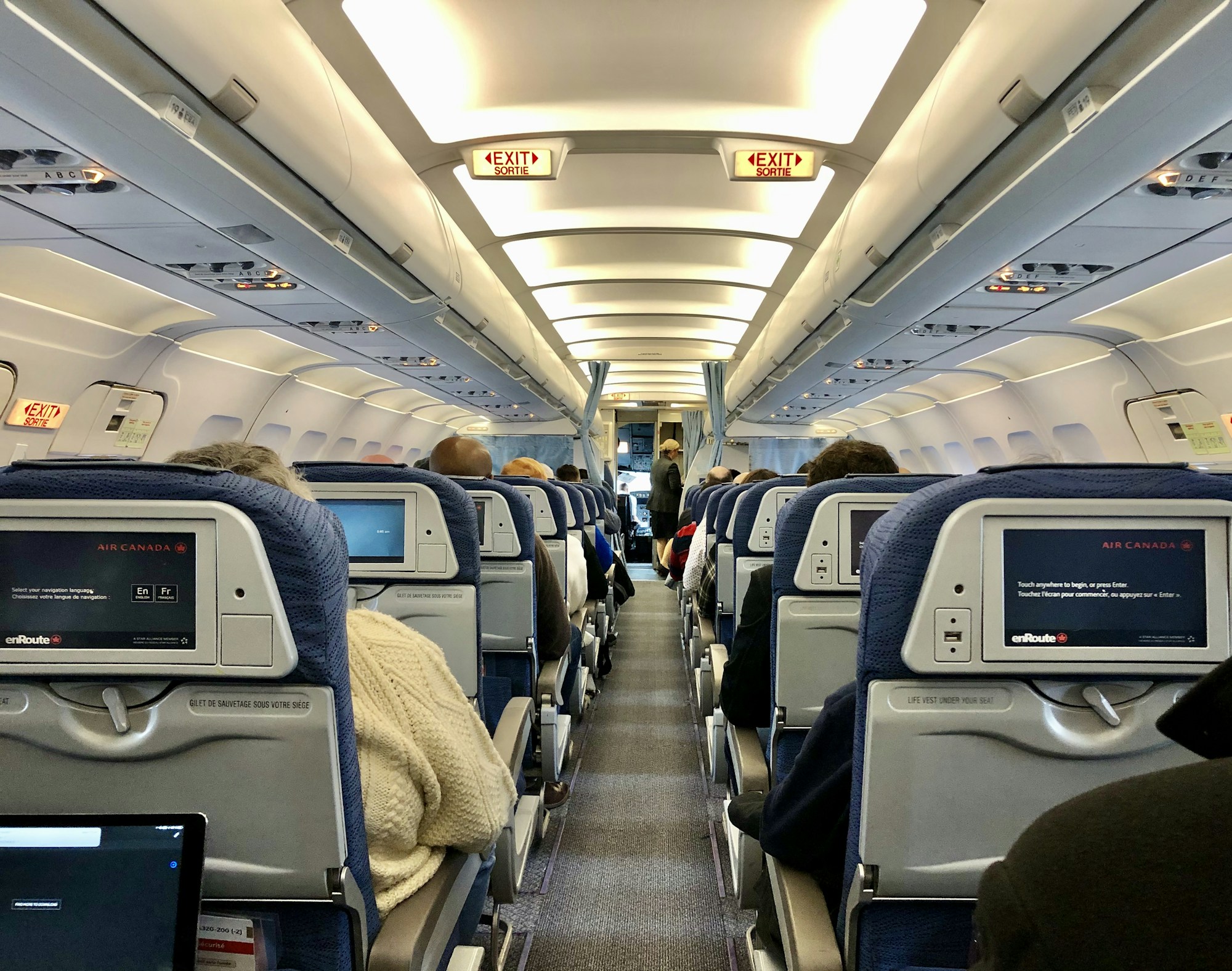 Passagers dans la cabine d'un avion en vol