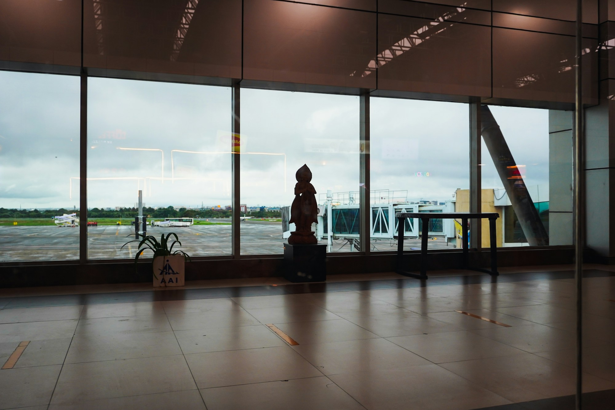 Salon d'aéroport avec vue sur le tarmac et les avions
