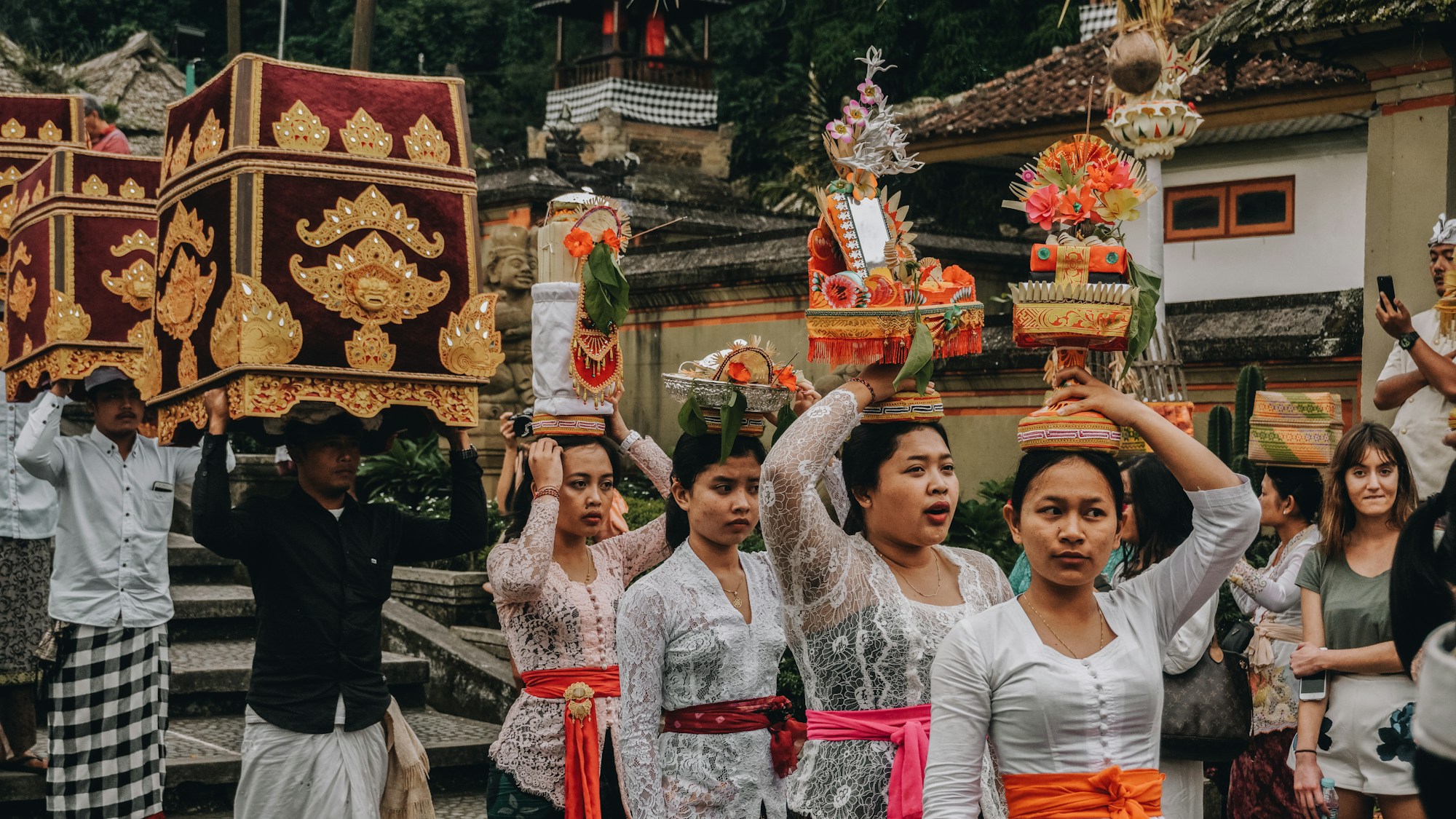 Traditionelle balinesische Zeremonie im Dorf Penglipuran