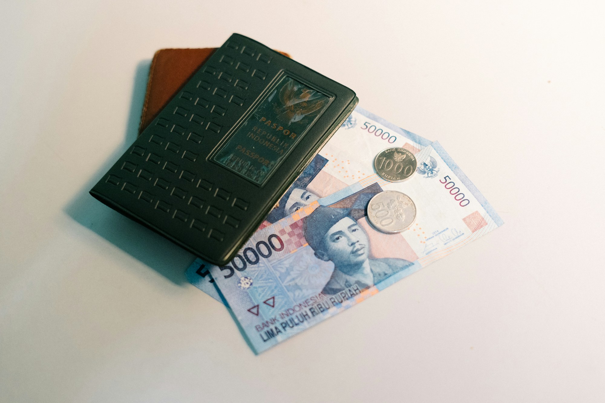 Reisepass und indonesische Rupiah fur Bali-Reisen