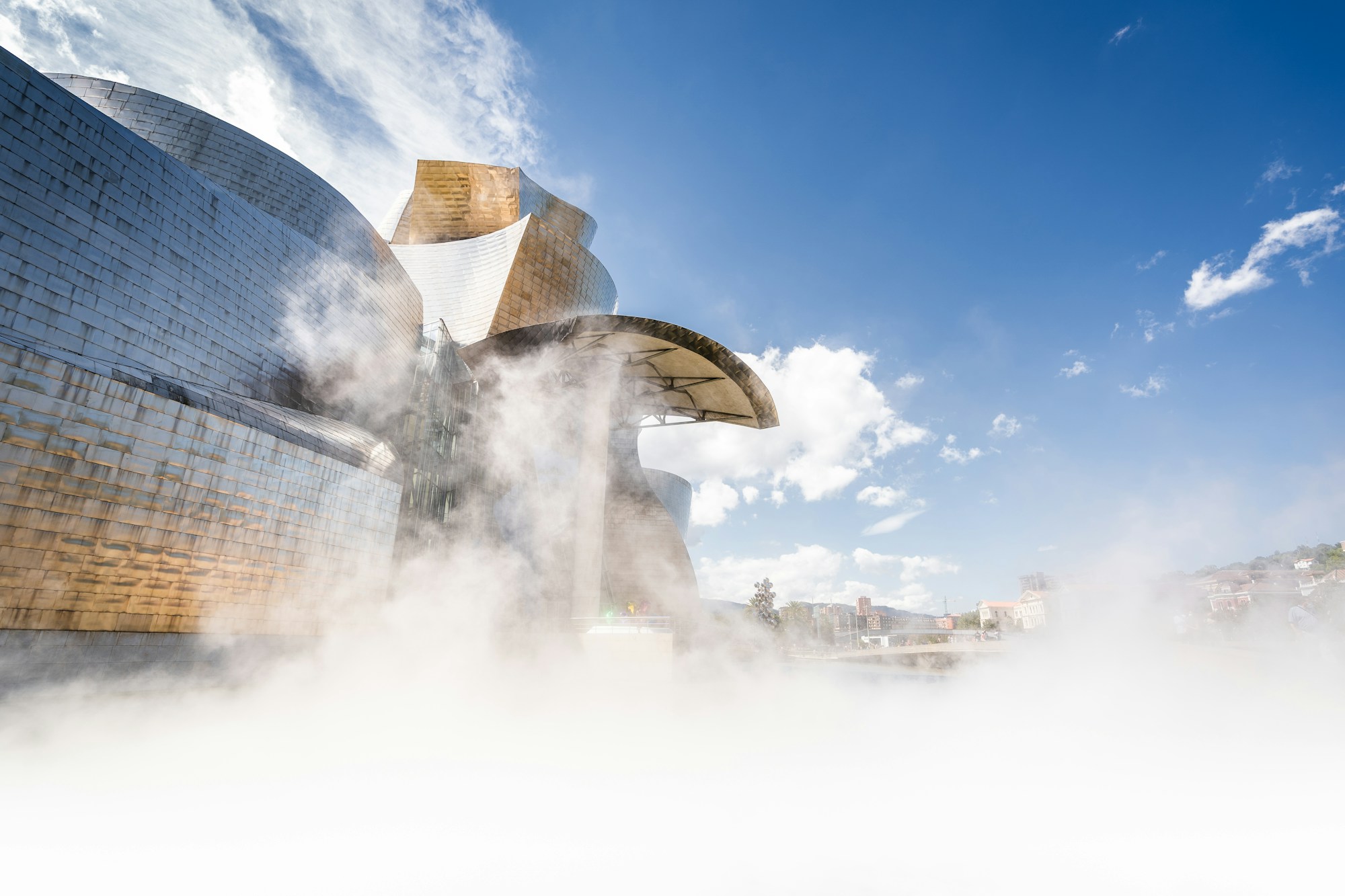 Le Musée Guggenheim de Bilbao avec sa sculpture de brume, chef-d'œuvre de Frank Gehry dans le Pays Basque