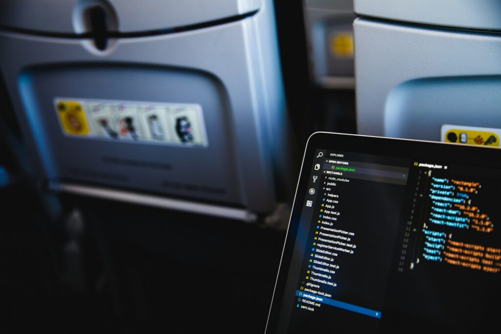 Laptop ouvert pendant un voyage - concept bleisure travel