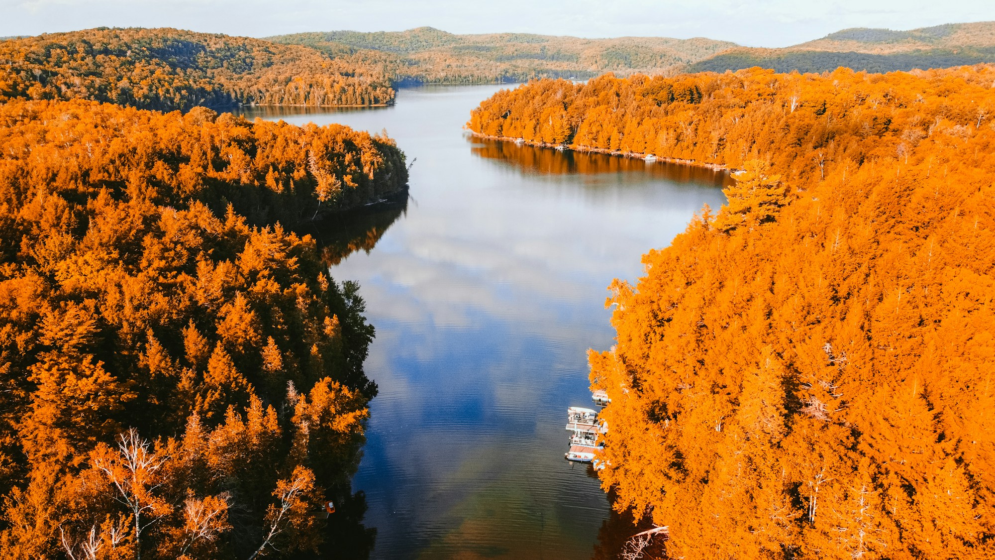 Vue aérienne des couleurs d'automne flamboyantes sur la forêt et les lacs du Québec