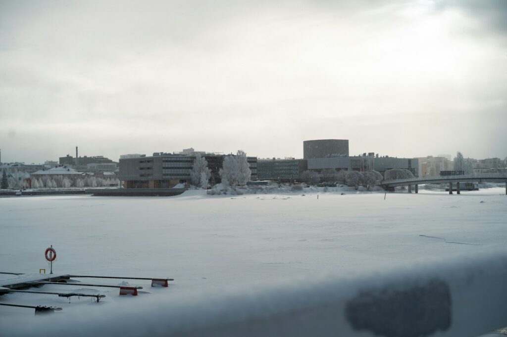 Vue panoramique d'Oulu, Finlande, pont et rivière