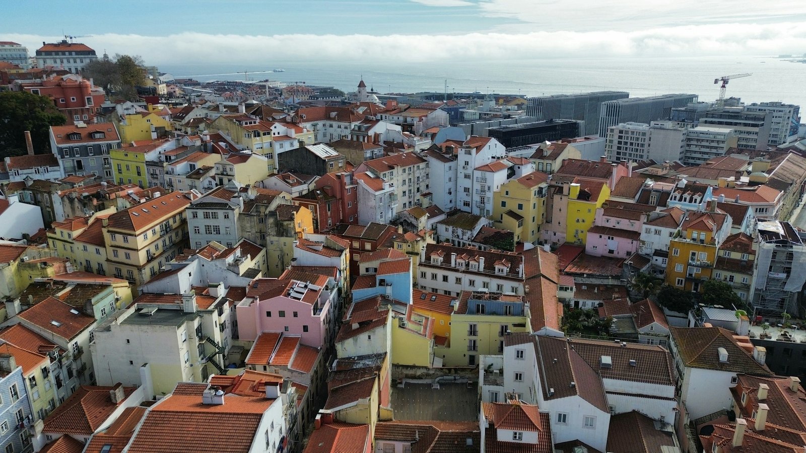 Vue panoramique sur les toits en terre cuite de Lisbonne depuis un miradouro, parfait pour un city break européen