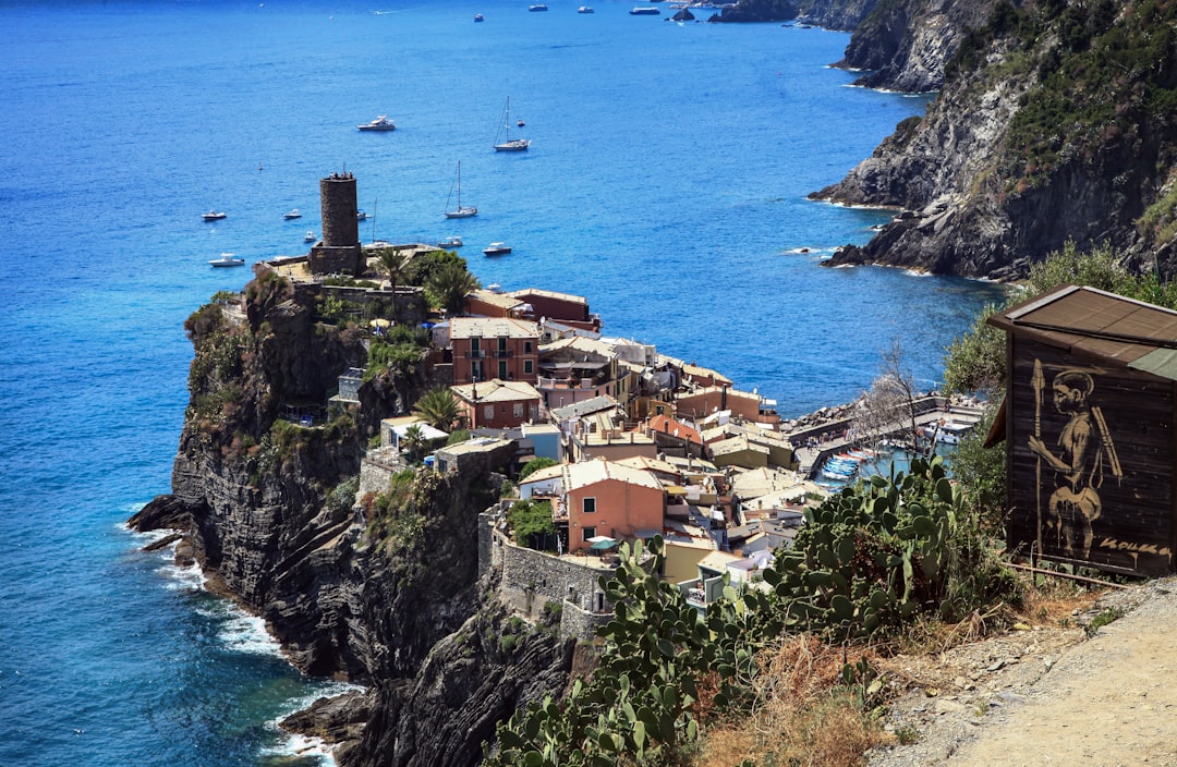 Vue depuis le sentier des Cinque Terre sur les maisons colorées de Riomaggiore accrochées à la falaise méditerranéenne