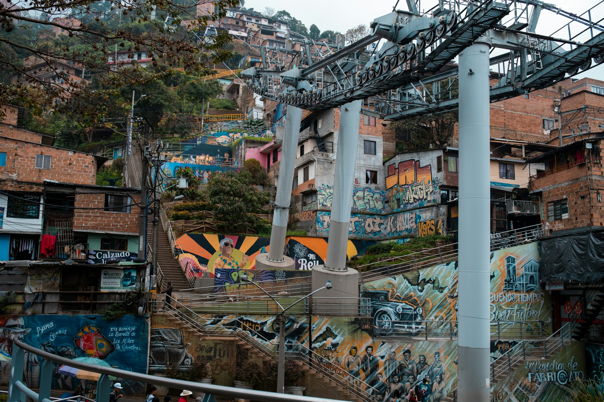 Street art coloré et graffitis dans la Comuna 13 à Medellín, quartier transformé par l'art urbain en Colombie