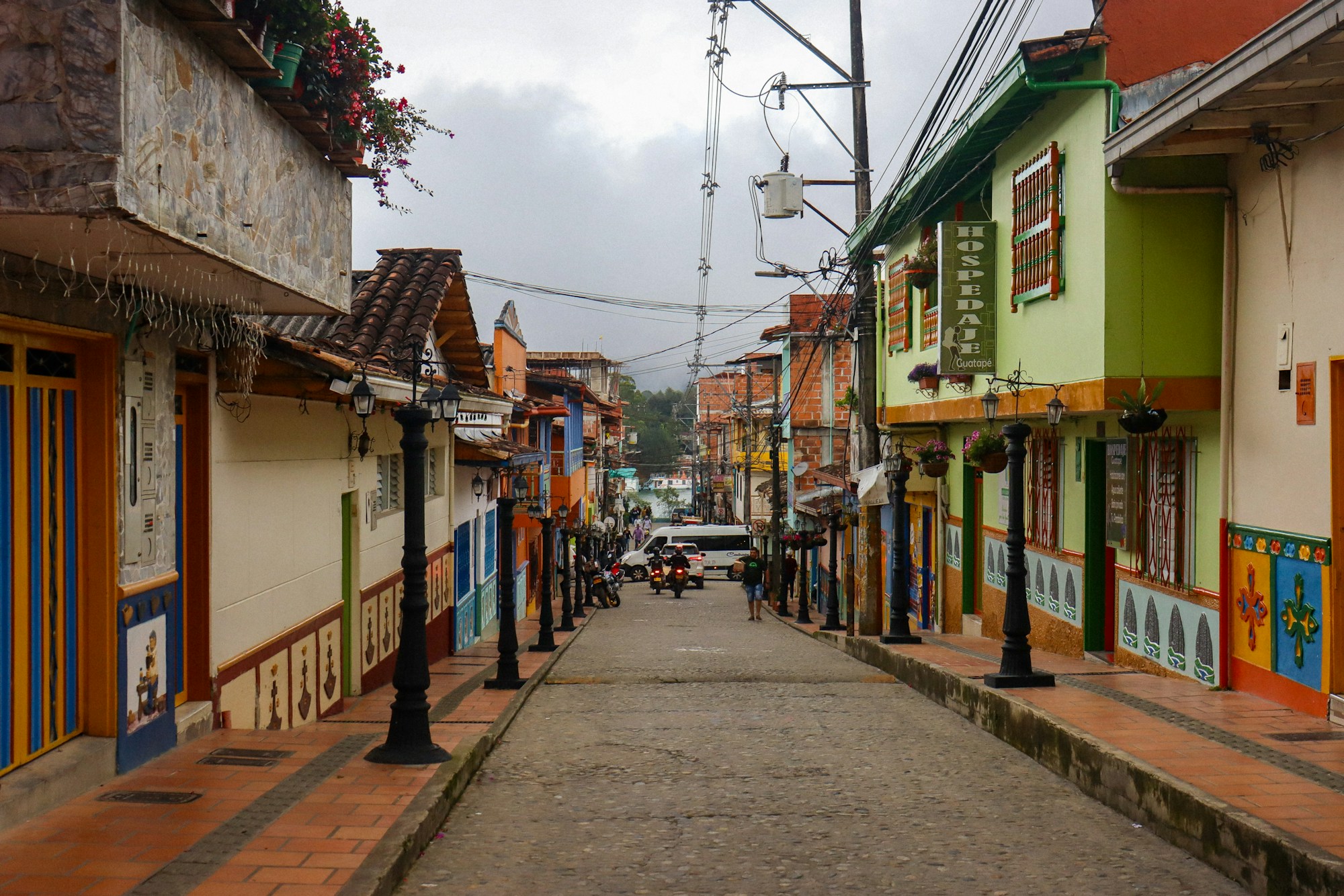 Rue pavée bordée de maisons colorées aux zócalos traditionnels dans le village de Guatapé en Colombie
