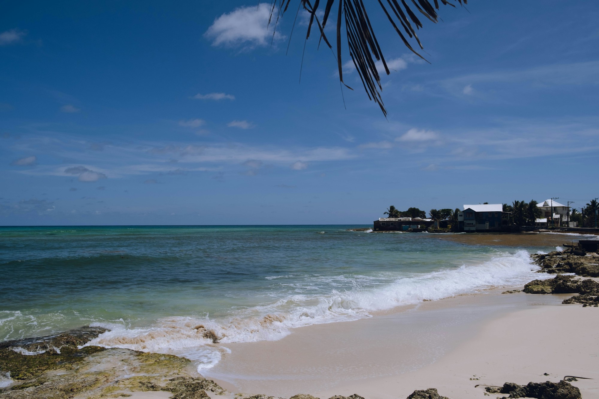 Plage de sable blanc et eau turquoise cristalline sur les îles du Rosaire au large de Carthagène en Colombie