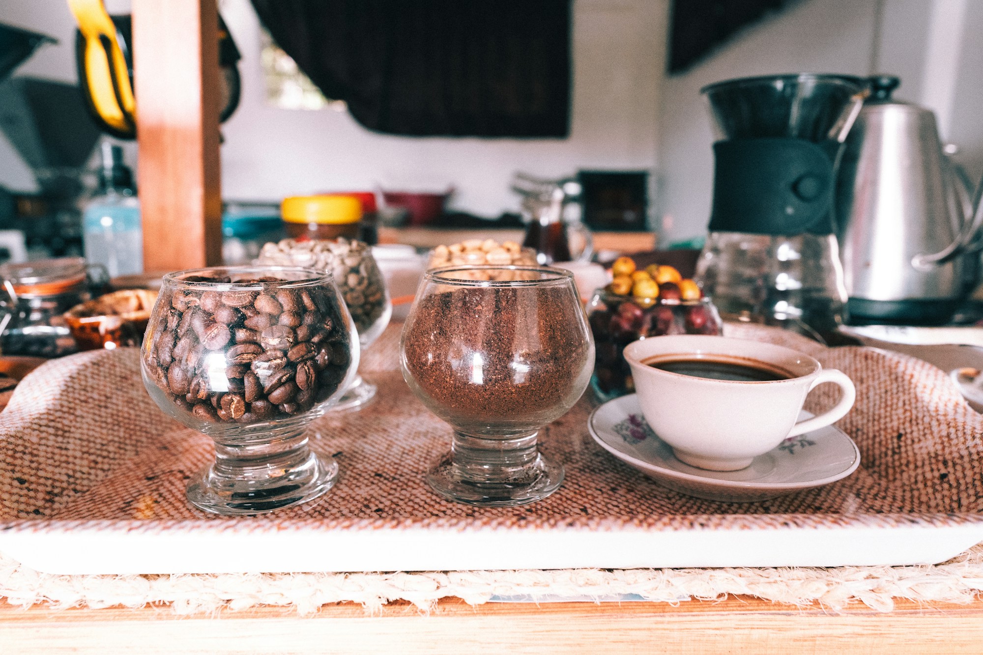 Tasse de café local devant le paysage verdoyant du village de Jardín dans l'Antioquia colombien