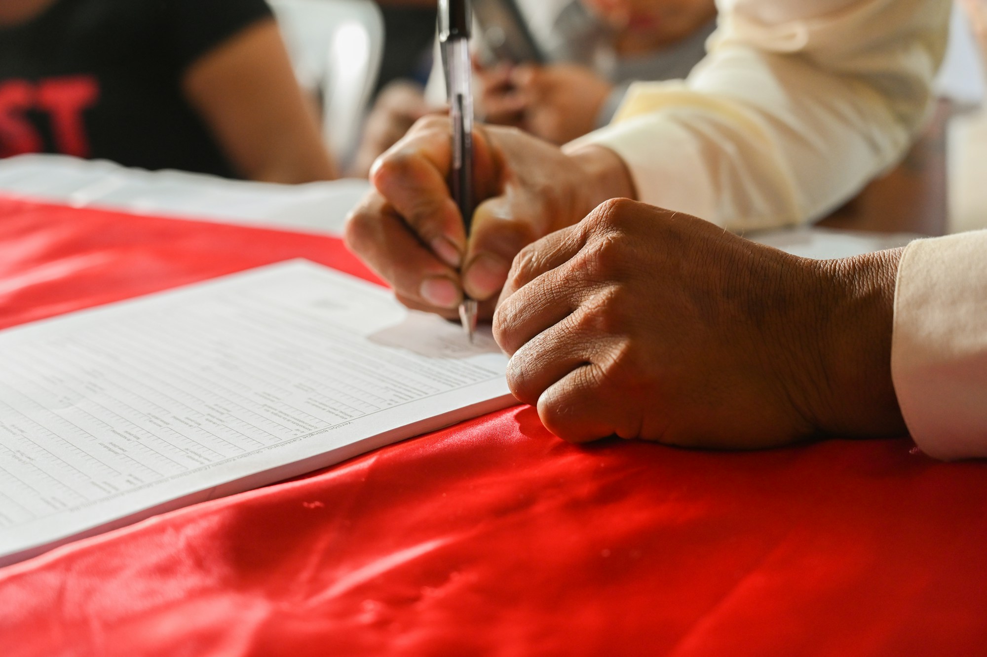 Comparatif des assurances voyage : personne consultant des documents d'assurance
